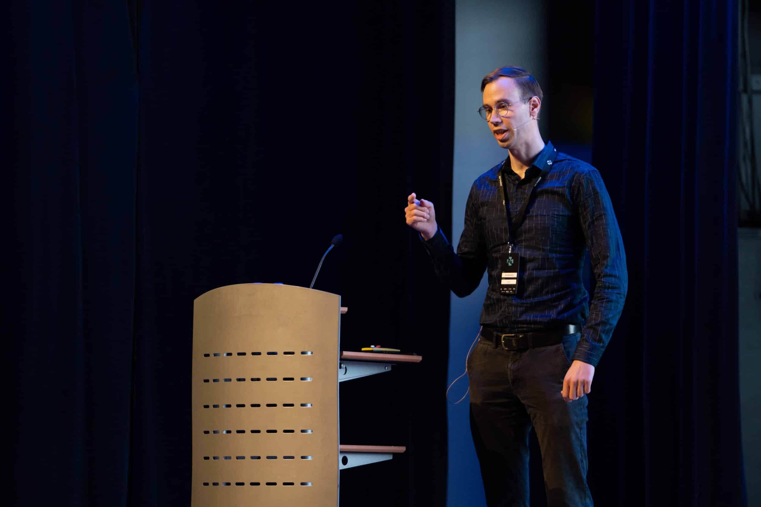 David Skålid Amundsen is Lead Data Scientist Consultant at Computas and talked about how Ruter uses AI to predict the numbers of passengers on busses. PHOTO: Stein Johnsen, Contentvideo.no