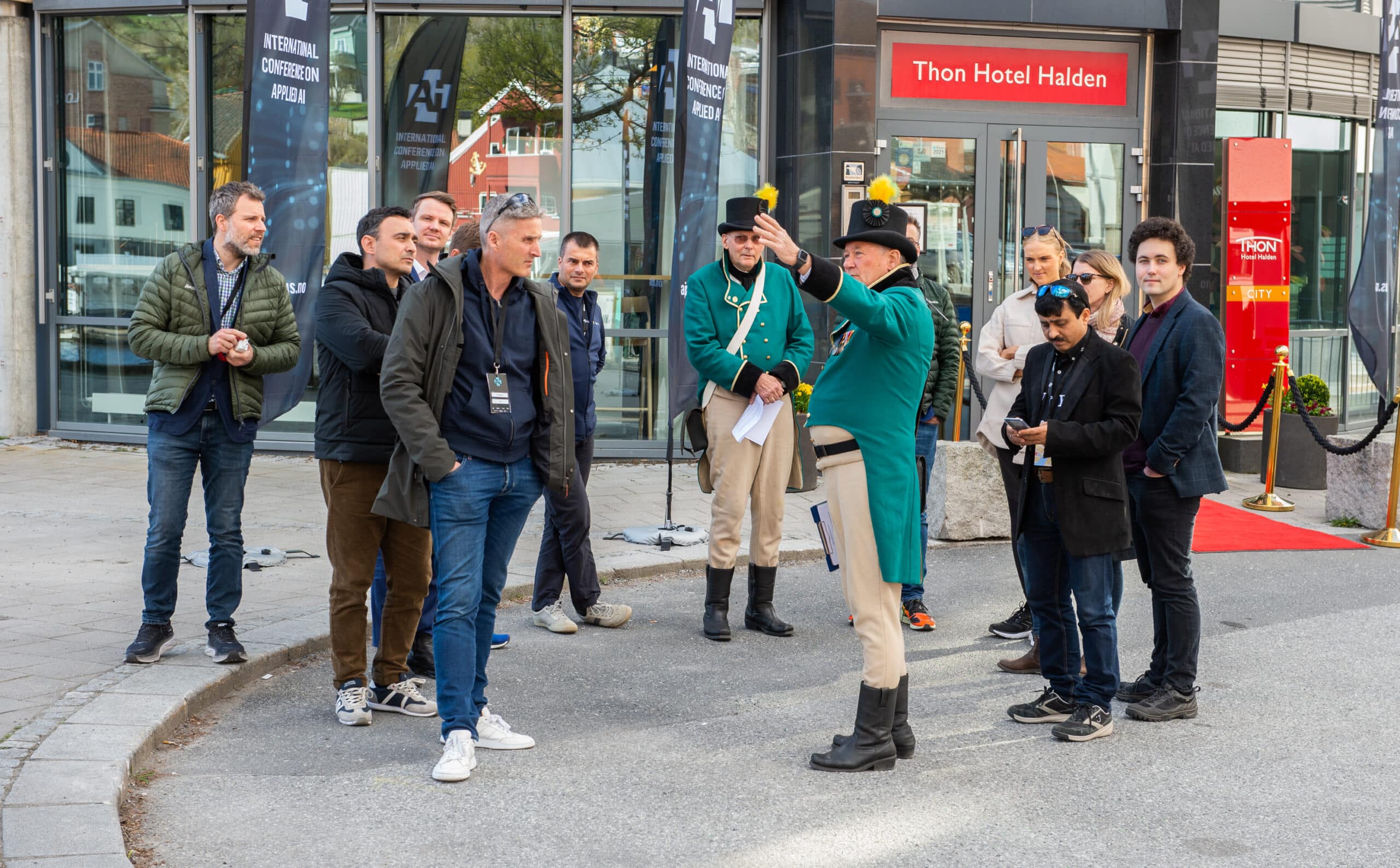 Some of the conference participants used the opportunity for a historical city tour guided by members from Fredrikshalds Borgervæpning. PHOTO: Stein Johnsen, Contentvideo.no