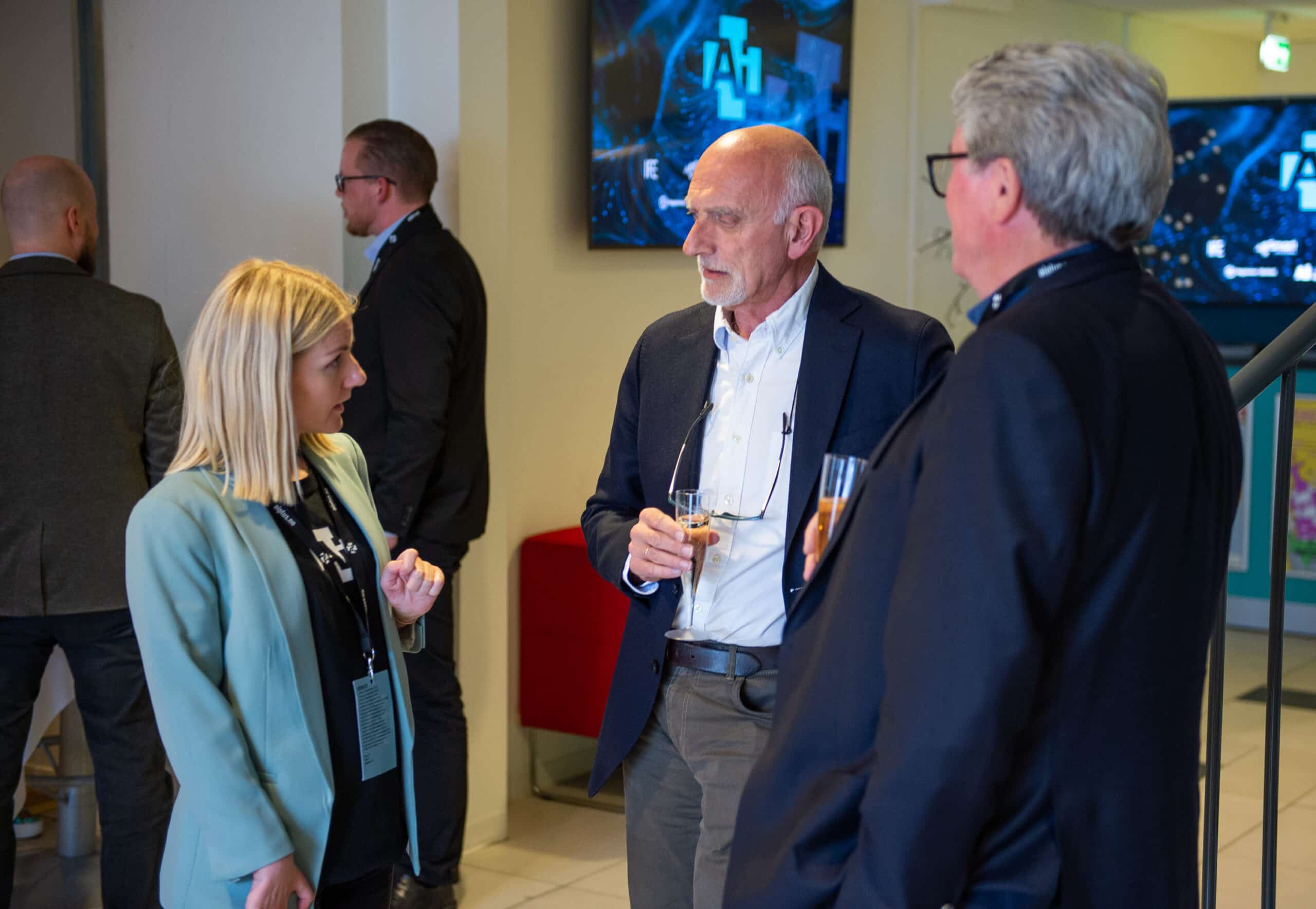 Project manager for AI+, Mari Kristine Buckholm, talking to the chair of Smart Innovation Norway's board, Ole Andreas Schärer. PHOTO: Stein Johnsen, Contentvideo.no